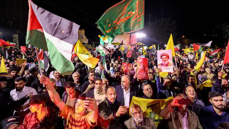 חגיגות בטהרן בעקבות המתקפה האיראנית