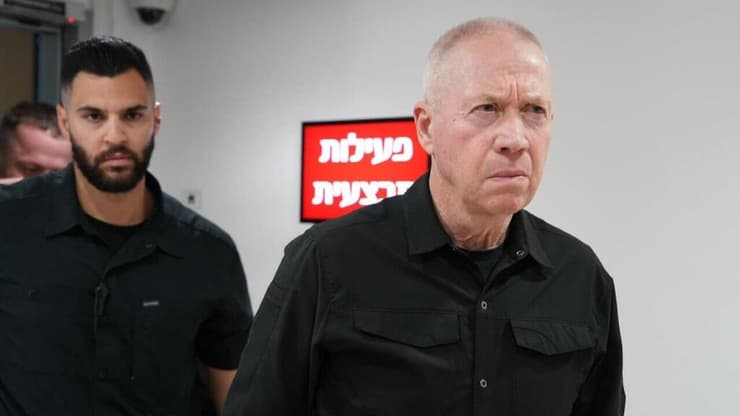 שר הביטחון יואב גלנט בבור הפיקוד של צה"ל במהלך התקיפה האיראנית