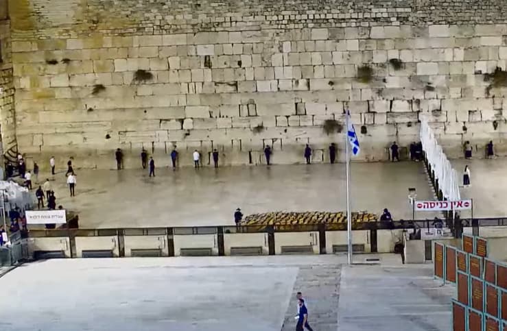רחבת הכותל סמוך לחצות