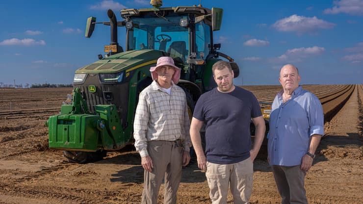 מימין לשמאל: רז דיאור, עמית גורן ורון בהט, בשדות של ניר עוז