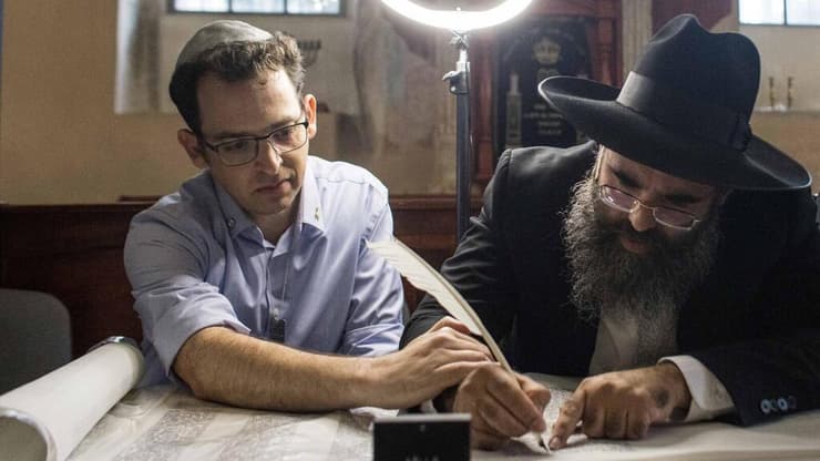 יובל דנציג, בנו של אלכס דנציג ז"ל, כותב בספר תורה 