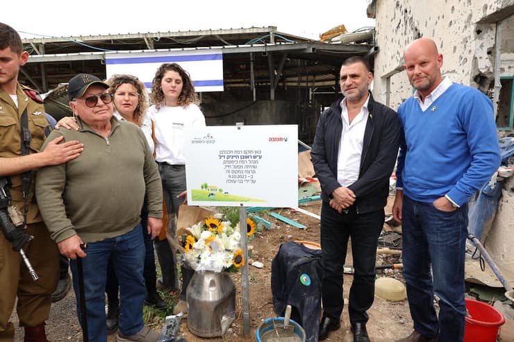 הנחת אבן הפינה - אבי פריימן (צילום" רפי דלויה) הנחת אבן הפינה - אבי פריימן