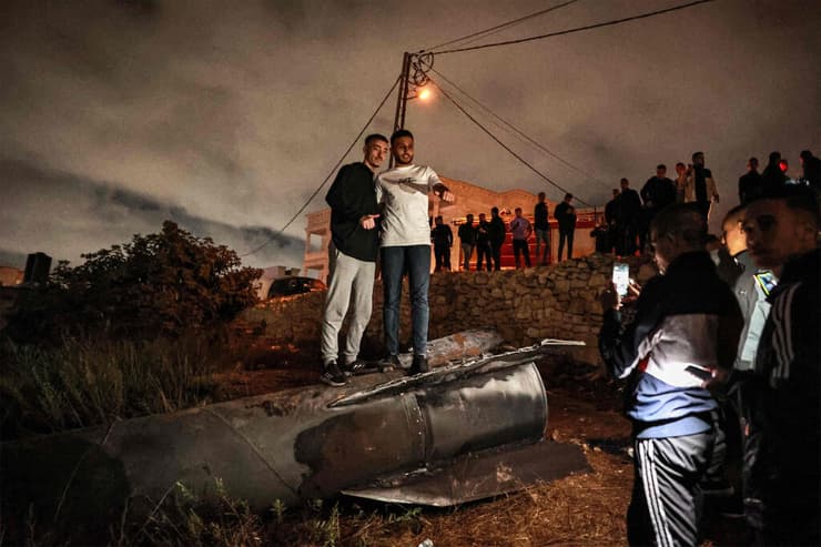 מצטלמים עם שבר טיל ברמאללה, דקות אחרי המתקפה