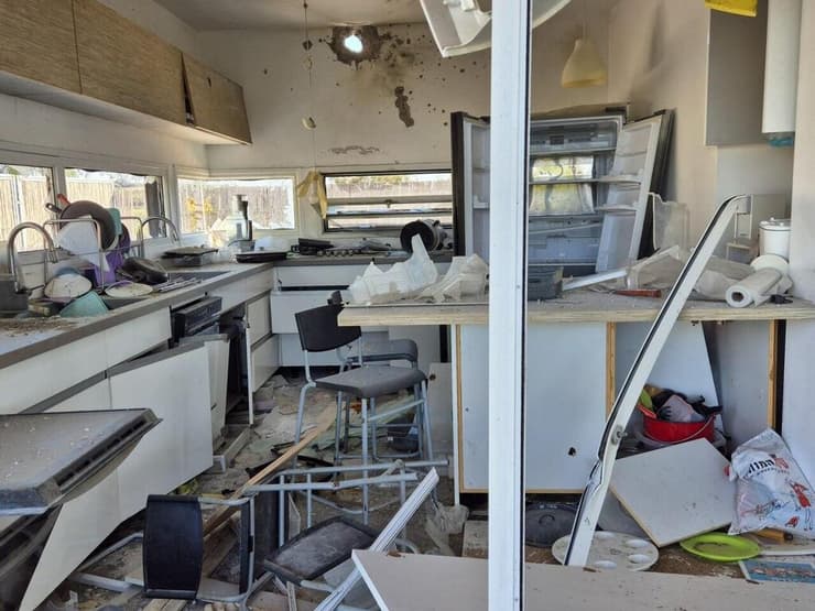 ביתו של אליהו גליל שספג שני טילי נ"ט (צילום: יואב קרן) ביתו של אליהו גליל שספג שני טילי נ"ט