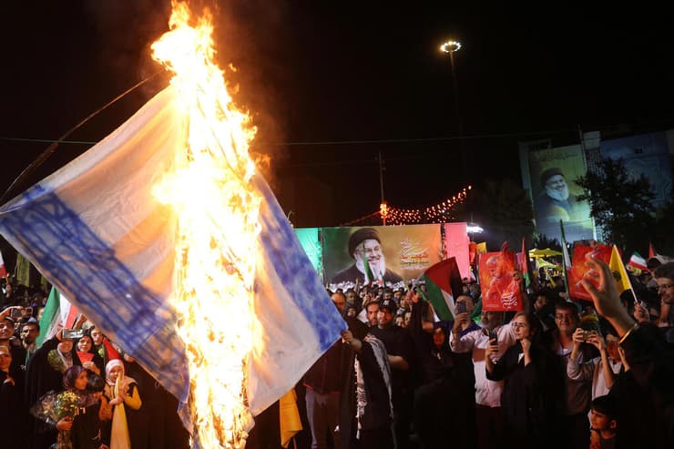 שריפת דגל ישראל בטהרן - אחרי המתקפה האיראנית (צילום: Majid Asgaripour/WANA via REUTERS) חגיגות בטהרן בעקבות המתקפה האיראנית