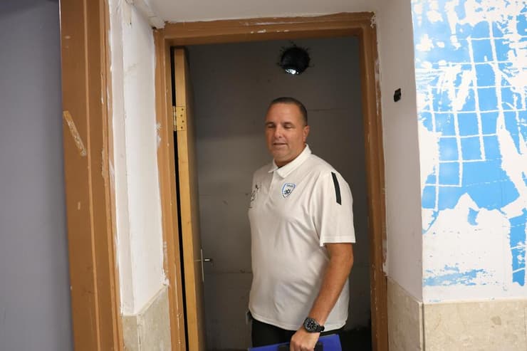 בן שמעון במרחב המוגן בעקבות אזעקה שנשמעה במהלך מסיבת העיתונאים (צילום: שאול גולן) מאמן נבחרת ישראל רן בן שמעון במרחב המוגן