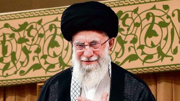 חמינאי. "איראן שולטת בעיראק גם דרך המערכת הפוליטית וגם דרך המערכת הצבאית" (צילום: AFP) עלי חמינאי