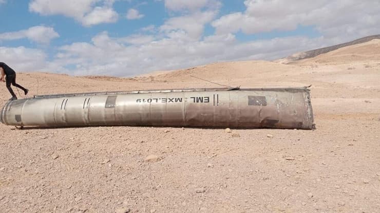 שרידי טיל שנפל בעת המתקפה האיראנית על ישראל, סמוך לערד