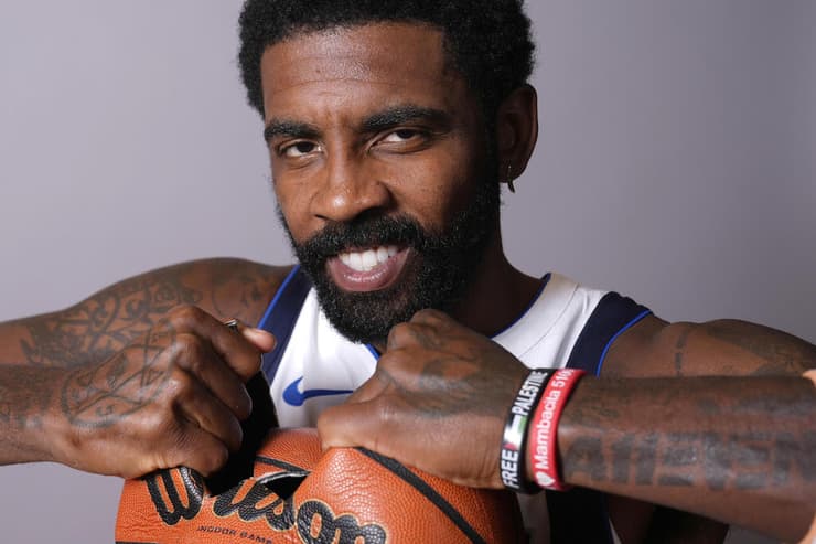 אירווינג עם הצמיד "תשוחרר פלסטין" (צילום: AP Photo/LM Otero) קיירי אירווינג עם הצמיד "תשוחרר פלסטין