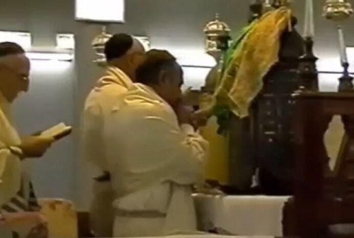 תוקעים בשופר בבית הכנסת בבגדד