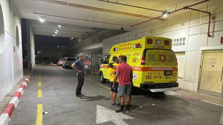 יערי, בעלה של ענבר שגב ויגדר, מקבל את הבשורה בבית החולים וולפסון שאליו פונה בנם התינוק יערי, בעלה של ענבר שגב ויגדר ז"ל, עוזב את בית החולים והשוטר בעיניים דומעות מחבק אותו