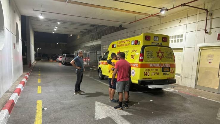 יערי, בעלה של ענבר שגב ויגדר ז"ל, עוזב את בית החולים והשוטר בעיניים דומעות מחבק אותו