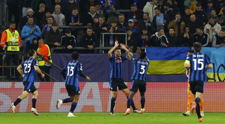 שחקני אטאלנטה חוגגים