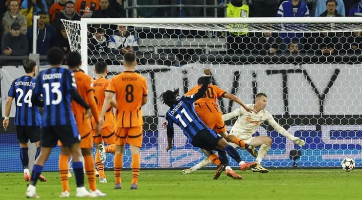 אדמולה לוקמן כובש את השני