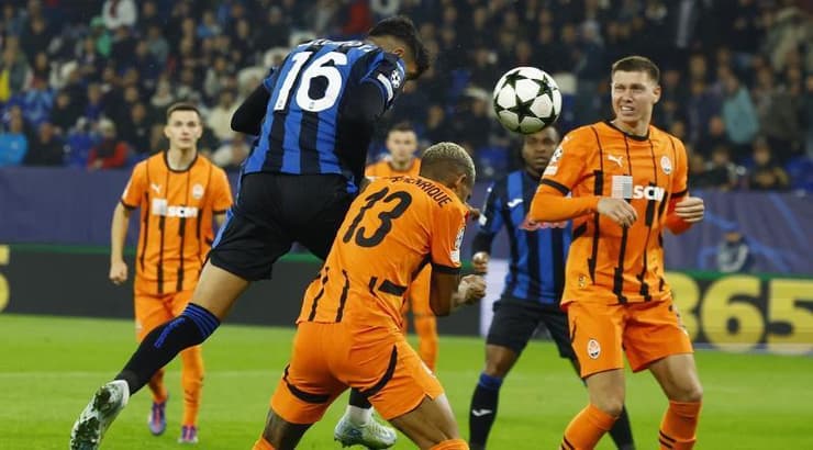 ראול בלאנובה עולה ונוגח פנימה