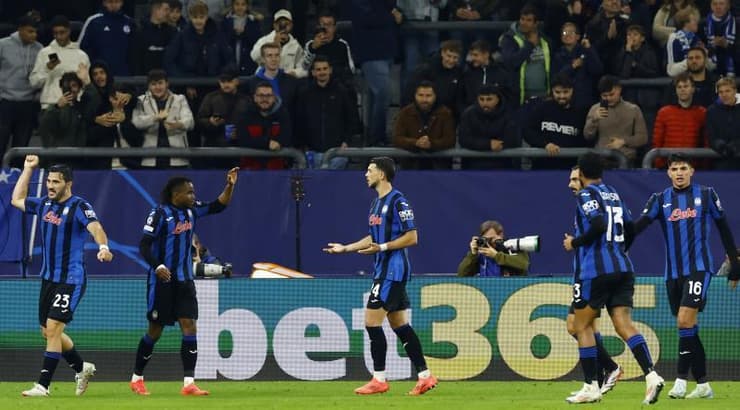 אדמולה לוקמן חוגג עם חבריו