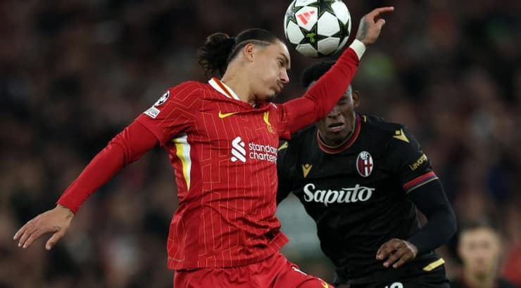 דארווין נונייס עולה לכדור גובה