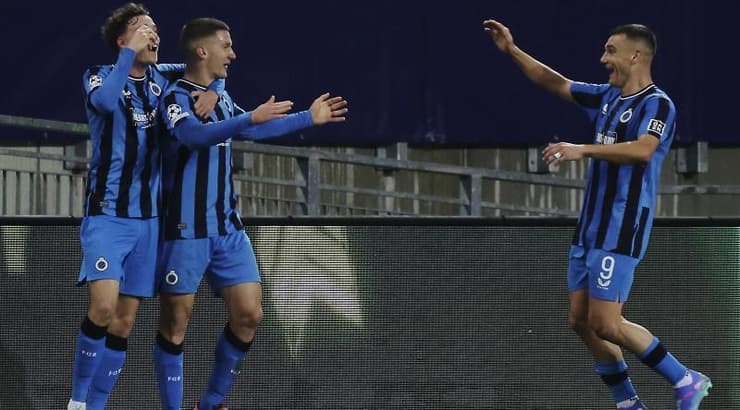 כריסטוס צוליס חוגג עם חבריו