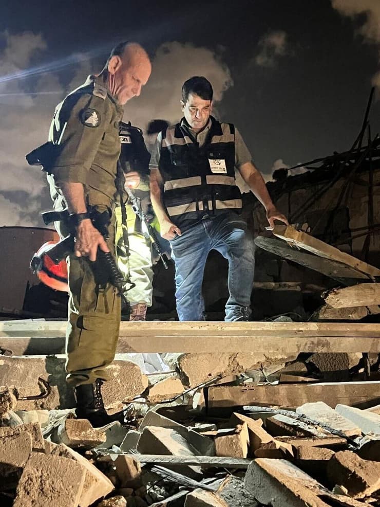 נזקי הנפילות בהוד השרון בעקבות מתקפת הטילים האיראנית