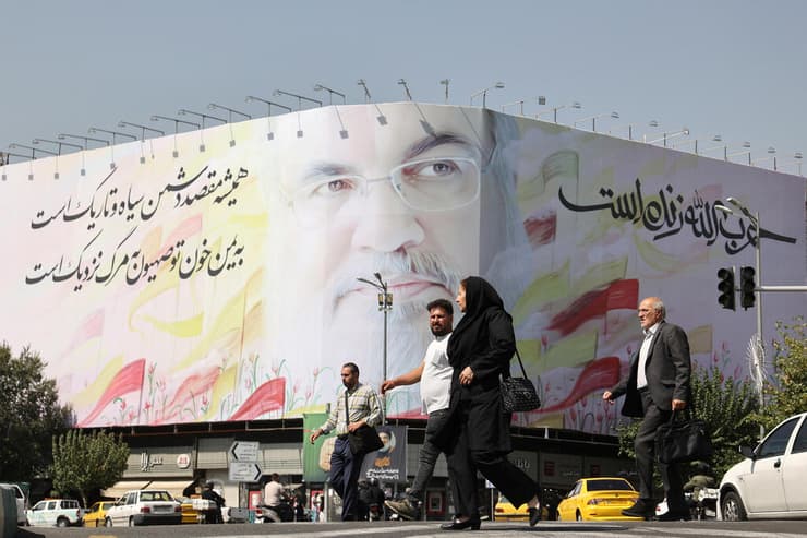 שלט חוצות של חסן נסראללה ב טהרן איראן