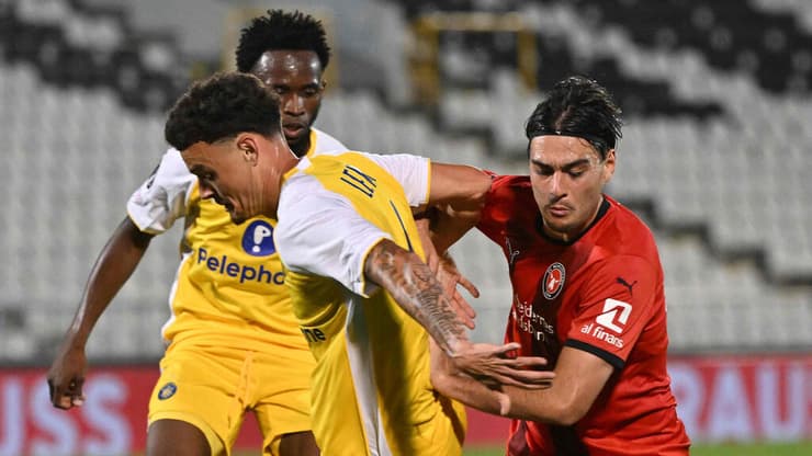 שחקן מיטיולן  אראל שימשיר מול שחקן מכבי ת"א סתיו למקין