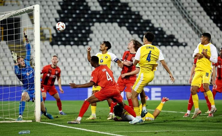 שחקן מכבי ת"א סתיו למקין לצד דור פרץ