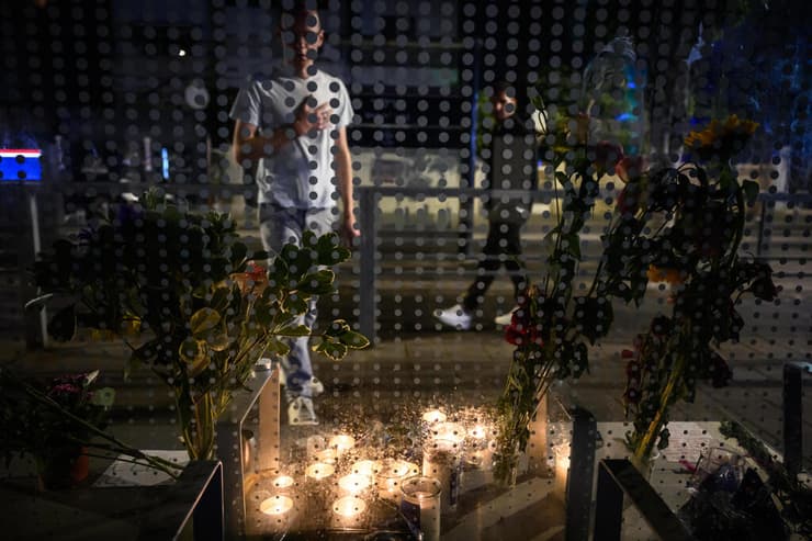 מדליקים נרות זיכרון לזכר נרצחים בזירת הפיגוע שדרות ירושלים יפו תל אביב 