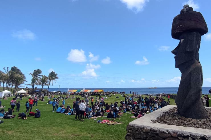 מתאספים לצפות בליקוי (צילום: Jonathan MARTINS / AFP) מתאספים לצפות בליקוי