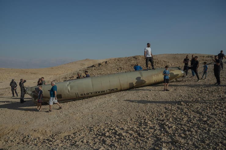 שרידי טיל שנפל בעת המתקפה האיראנית על ישראל, סמוך לערד