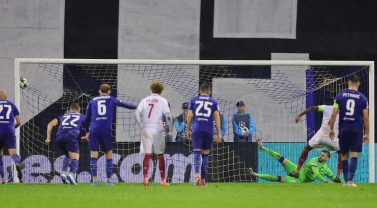 דניס זקאריה כובש מהנקודה