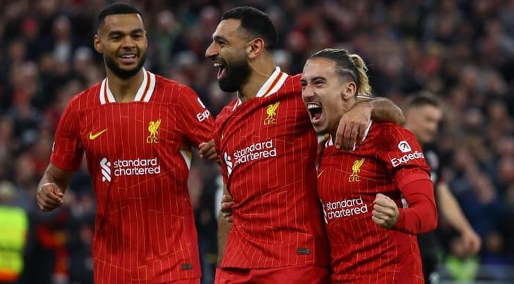 שחקני ליברפול מאושרים עם מוחמד סאלח