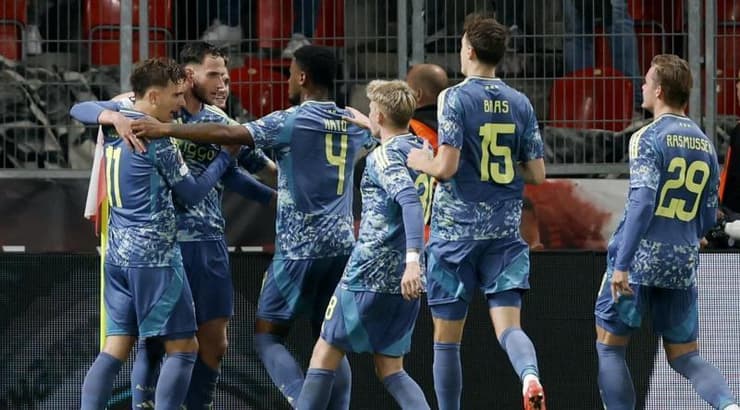 שחקני אייאקס חוגגים