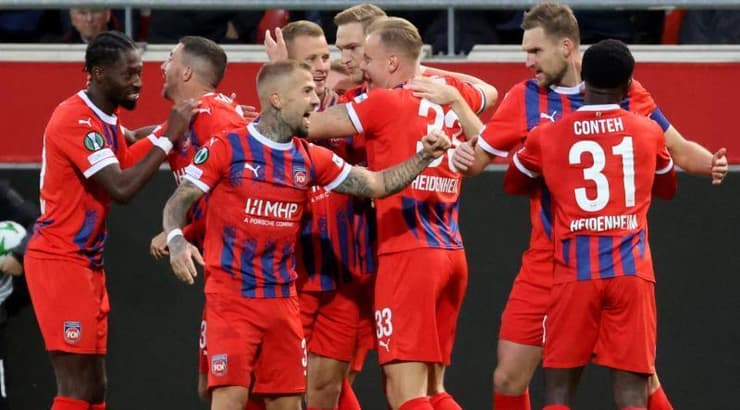 שחקני היידנהיים חוגגים את השער של אדריאן בק