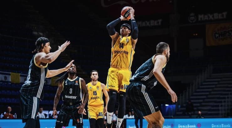 חסיאל ריברו זורק