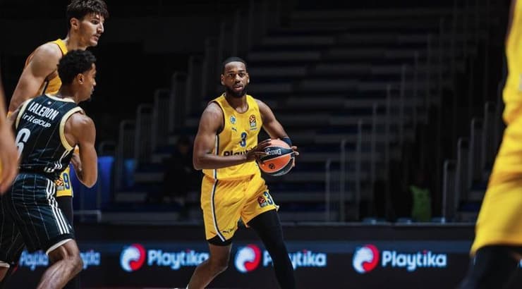 ג'ורדן לויד עם הכדור