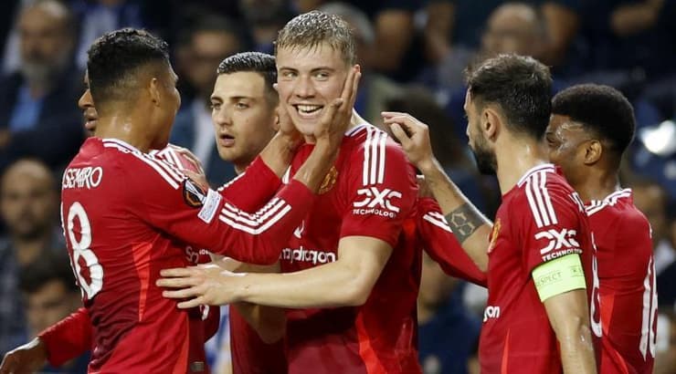 רסמוס הוילון חוגג עם שחקני מנצ'סטר יונייטד