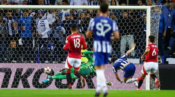 פפה נוגח את השער המצמק