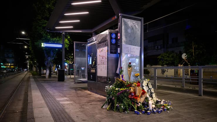 מדליקים נרות זיכרון לזכר נרצחים בזירת הפיגוע שדרות ירושלים יפו תל אביב 