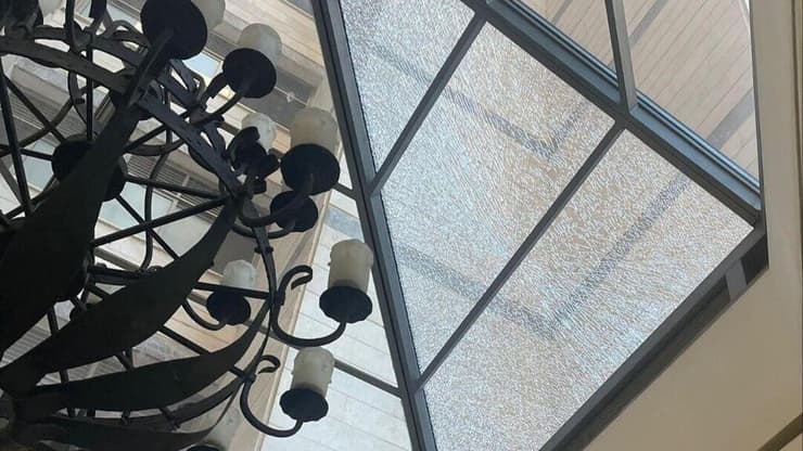 זכוכית סדוקה מיירוט בבניין בקריית ים