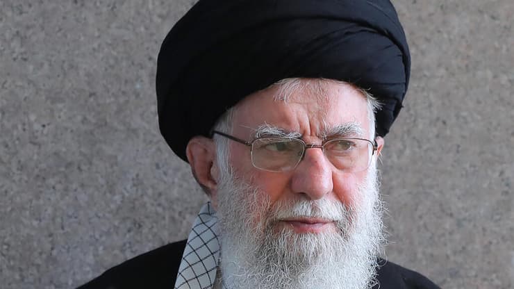 חמינאי. ישתה את כוס התרעלה? (צילום: Iranian Leader's Press Office - Handout/Getty Images ) עלי חמינאי