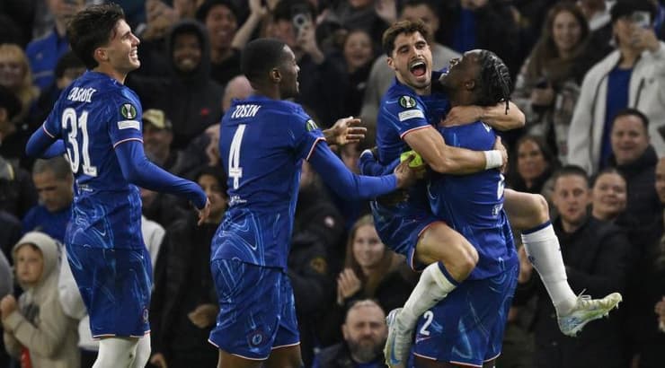 שחקני צ'לסי חוגגים עם פדרו נטו