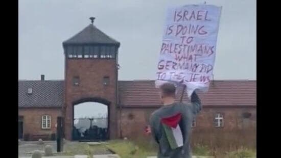 המחאה של האומן הפולני מול אושוויץ