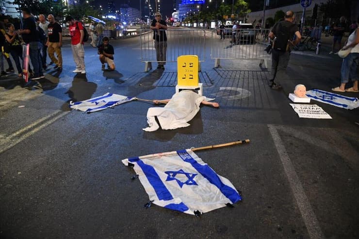 מיצג מחאה בתל אביב לציון שנה להפקרתם של החטופים בשבי חמאס