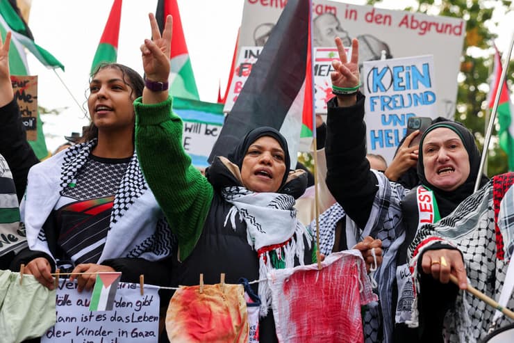 הפגנה פרו-פלסטינית לקראת ציון שנה למלחמה ברלין גרמניה