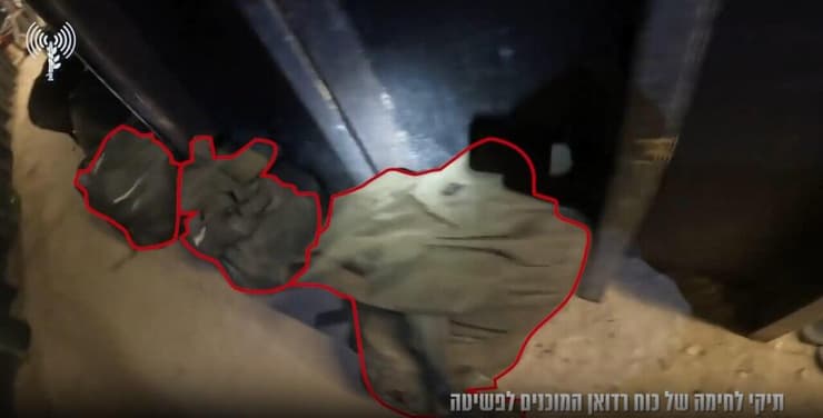 תיקי המחבלים, בתוך המנהרה (צילום: דובר צה"ל) חדרי פיקוד ושהייה ותיקי מחבלים מוכנים לפשיטה: הושמדה תשתית תת-קרקע של כוח רדואן