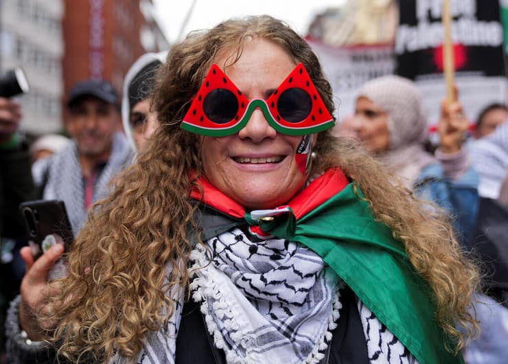 הפגנה פרו-פלסטינית לקראת ציון שנה למלחמה לונדון בריטניה