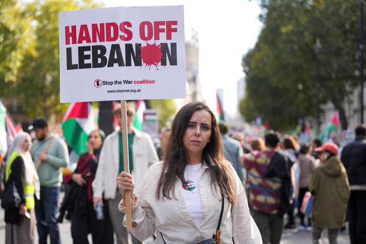 הפגנה פרו-פלסטינית לקראת ציון שנה למלחמה לונדון בריטניה