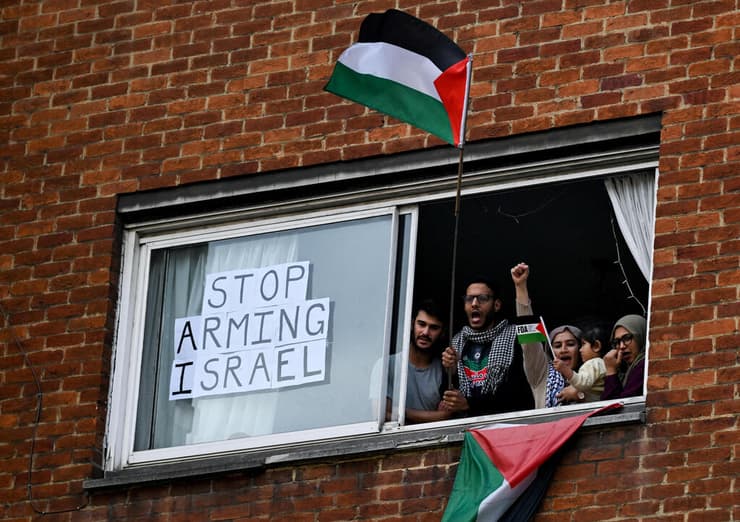 הפגנה פרו-פלסטינית לקראת ציון שנה למלחמה לונדון בריטניה