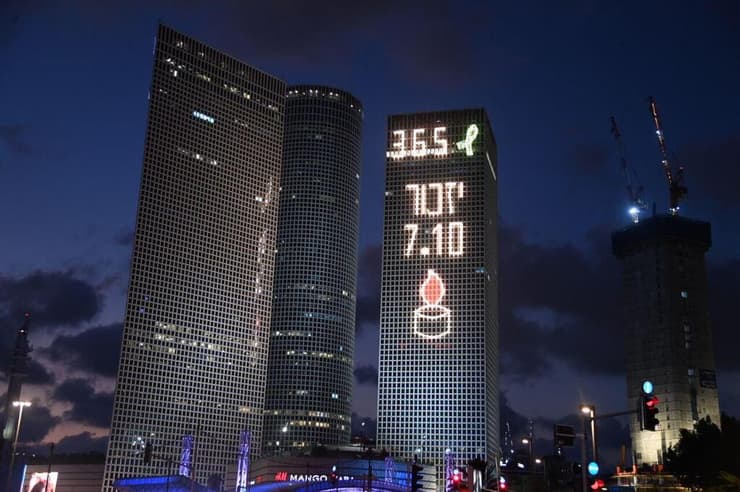 מיצג מחאה בתל אביב לציון שנה להפקרתם של החטופים בשבי חמאס