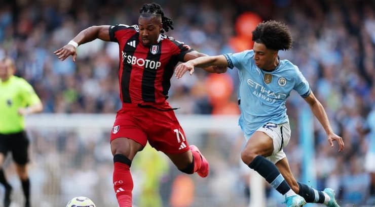 אדאמה טראורה מתגבר על ריקו לואיס בדרך לשער (רויטרס) אדאמה טראורה מתגבר על ריקו לואיס בדרך לשער